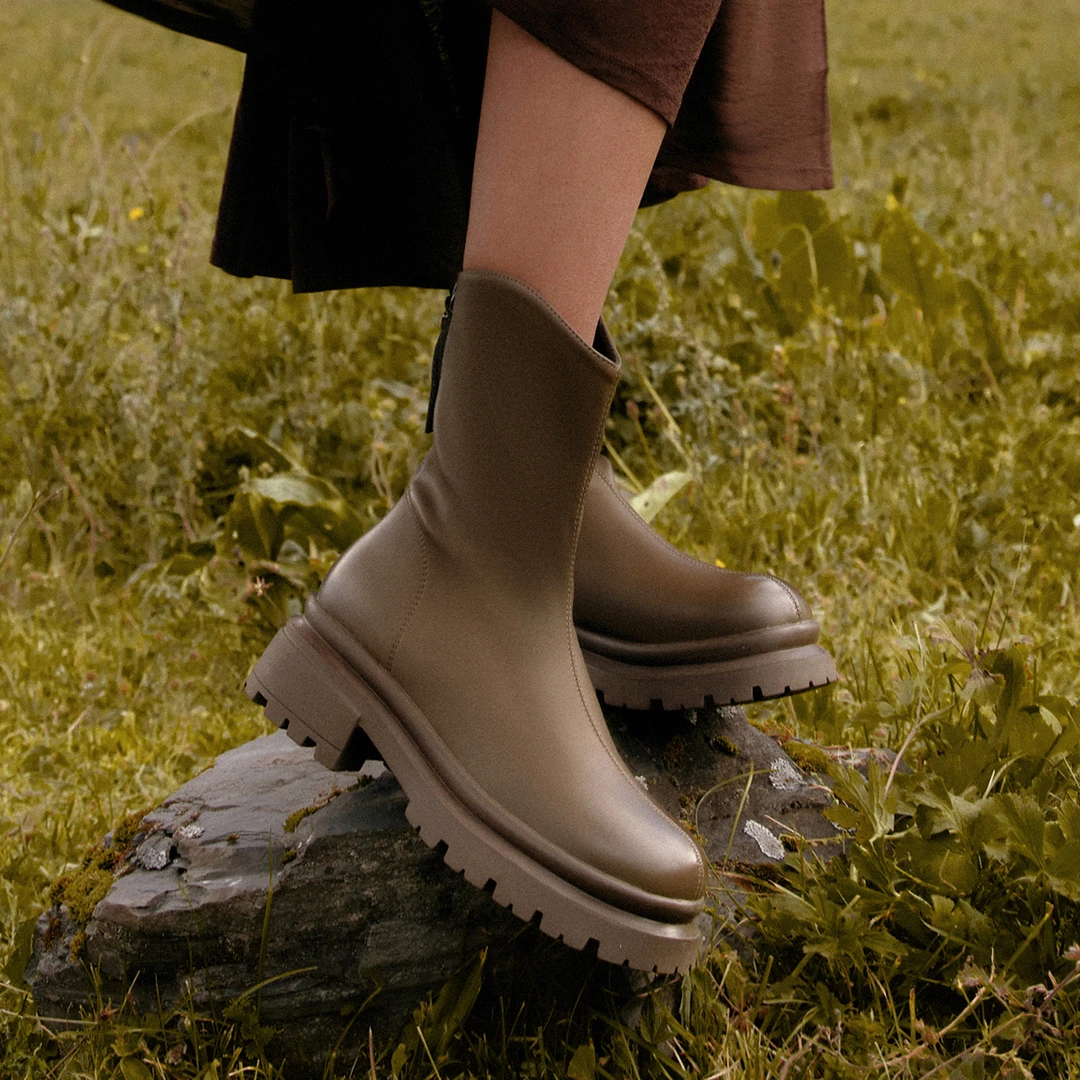 百思图2023冬季新款商场同款时尚简约时装靴粗跟女短靴MD810DZ3