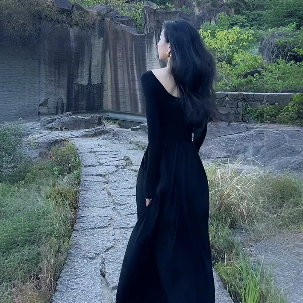 法式赫本风黑色长袖女装连衣裙秋季新款气质长裙修身针织时尚裙子