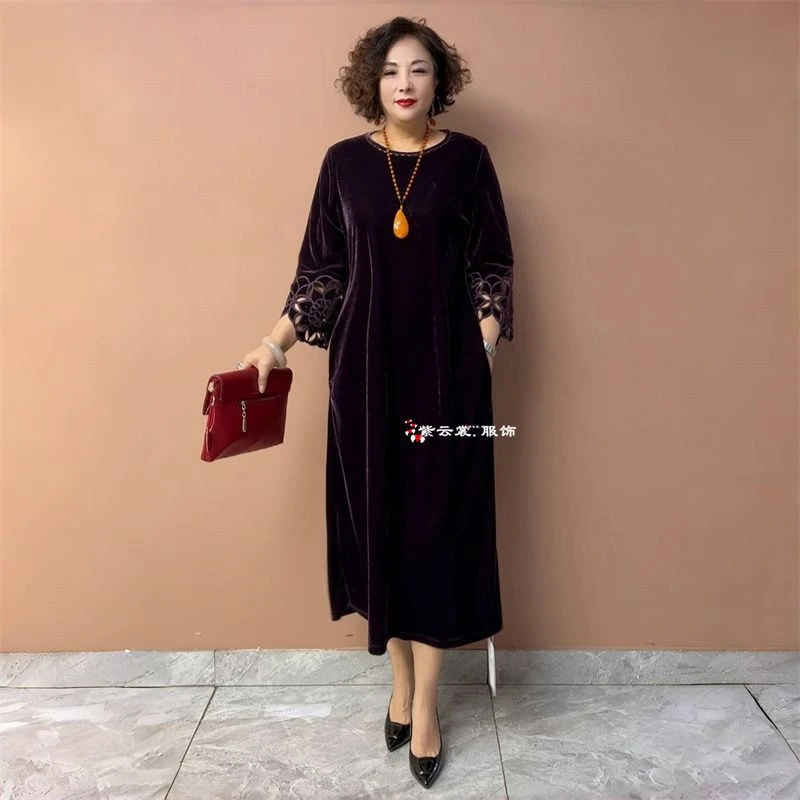 高端洋气年轻妈妈秋冬圆领刺绣连衣裙丝绒宽松大码遮肉过膝打底裙