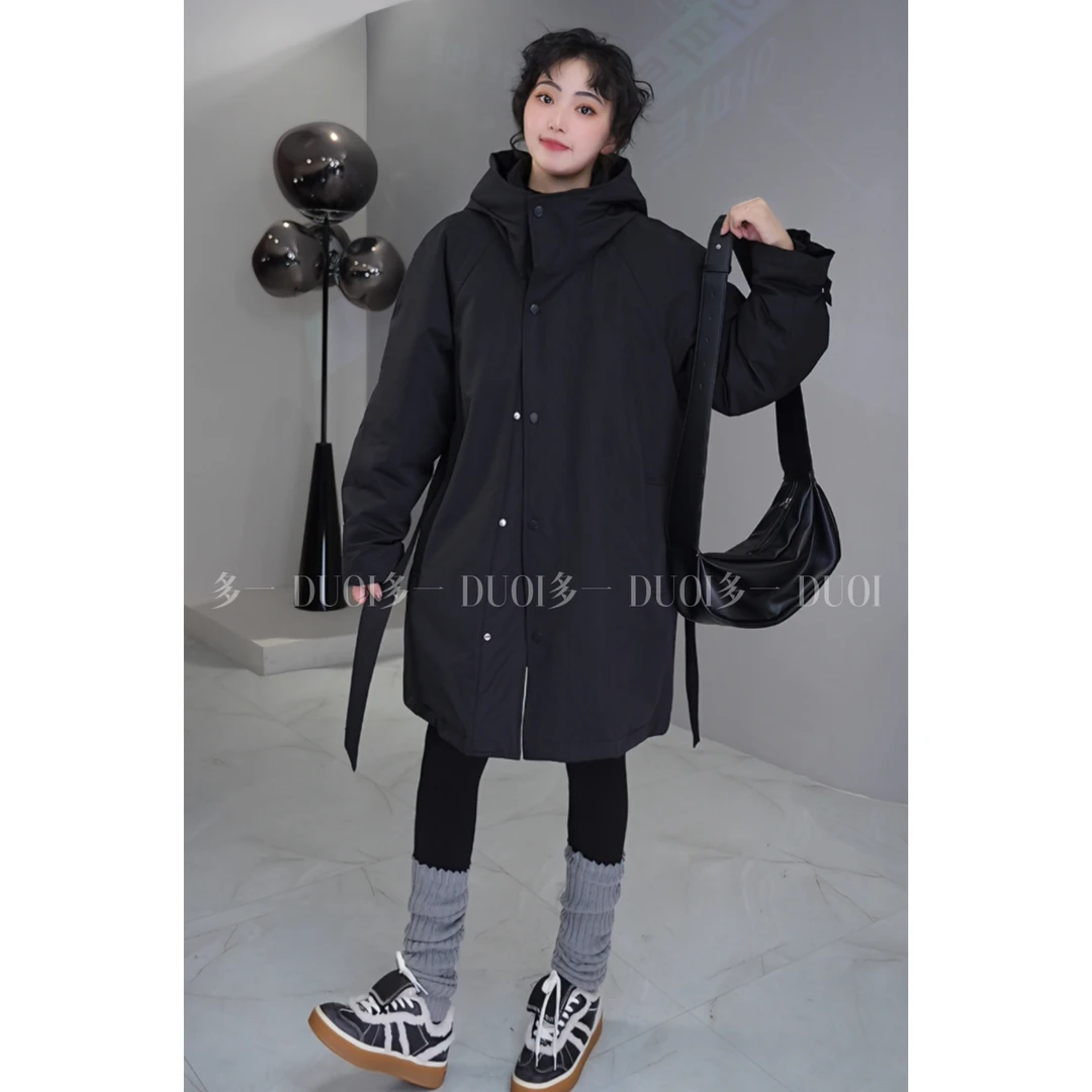 多一“长风度”2024冬季连帽暗扣中长款设计简约收腰系带保暖羽绒服