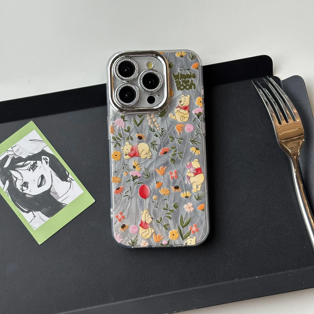 适用苹果15银色精孔羽纱iPhone16手机壳满屏花草维尼熊华为mate60