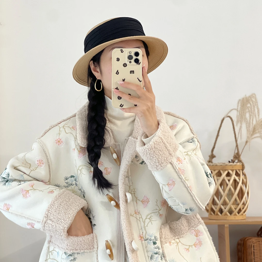 松韵秋冬新款拼接毛毛牛角扣外套9400