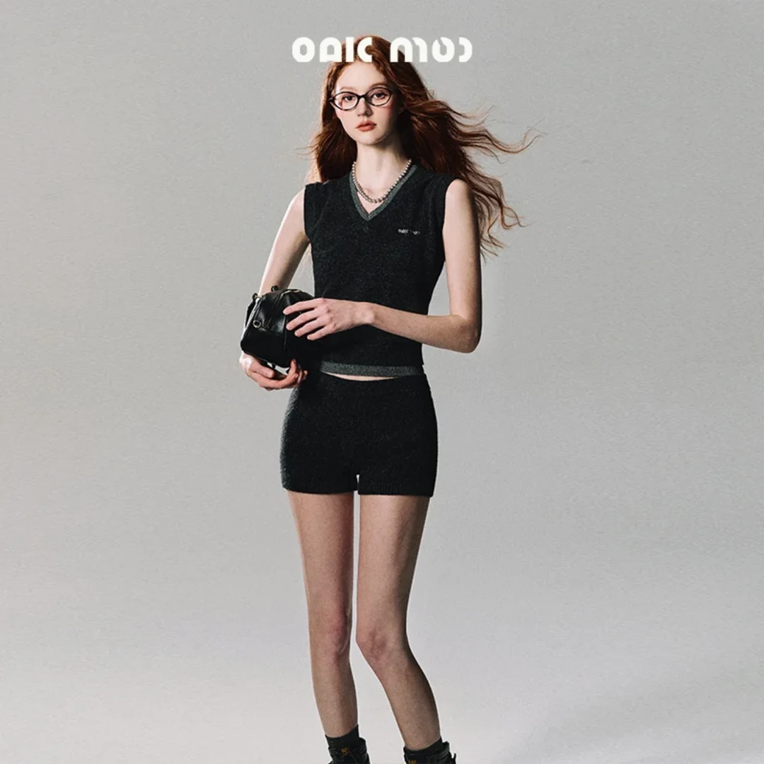 OAKMOO/ "药剂师"时髦针织开衫套装女秋季v领背心短裤三件套