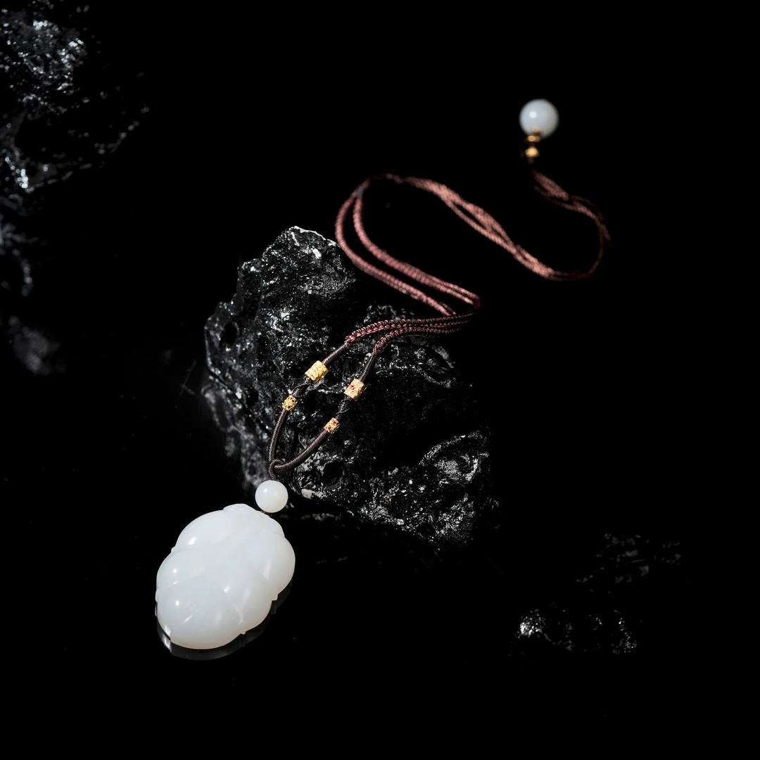 【博姐臻选】长安雪·和田玉白玉脂粉级18K金传世级叶子吊坠*D6299