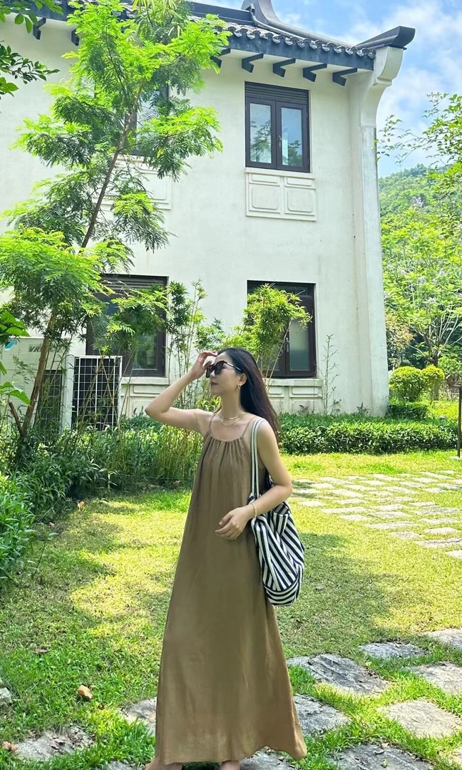 MUZI度假风挖领收碎褶A字吊带女装宽松连衣裙显瘦法式气质长裙子