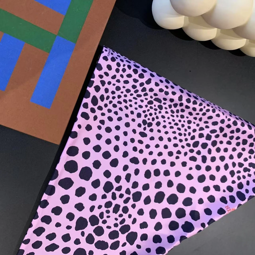 全新未使用 Hermes/爱马仕  壹臻/柯南 粉紫色三角丝巾/66685906