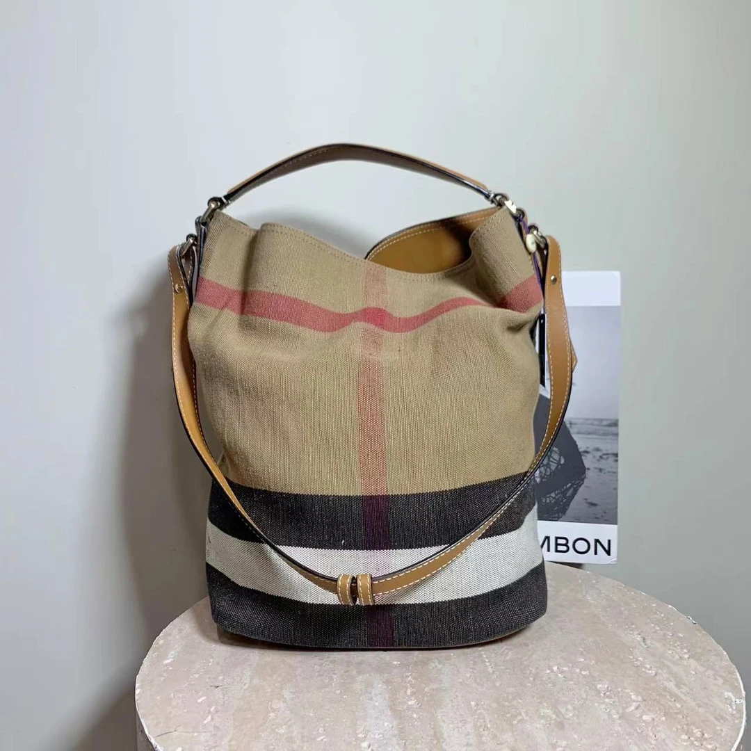 95新 BURBERRY/博柏利 壹臻/Burberry 帆布拼皮水桶包 32068238