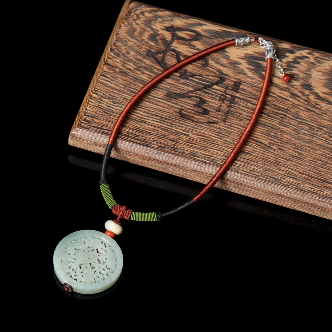 和田玉镂空圆牌925银设计项链 女款手工双面雕刻精美镶嵌吊坠复古