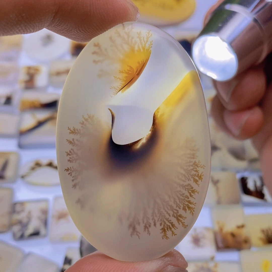 玛瑙/玉髓颈饰未镶嵌白**子