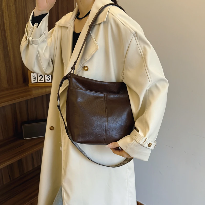 时尚百搭小众简约水桶包腋下单肩肩包网红休闲真皮托特包通勤韩版