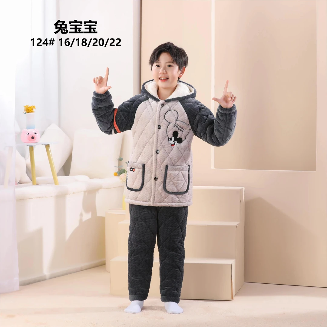124 花嫂睡衣新款男童胸口米奇刺绣纽扣款连帽三层夹厚家居服