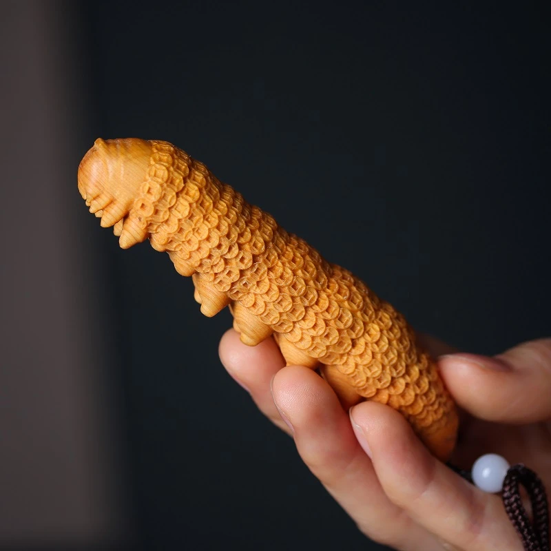 崖柏木雕金钱蚕宝宝手把件实木雕刻汽车挂件腰蚕万贯招财装饰挂饰