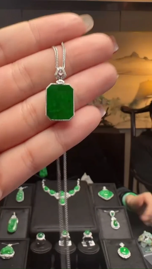 【闪购商品】翡翠吊坠(赠链)18K金镶嵌035无事牌 | 多样性发其一