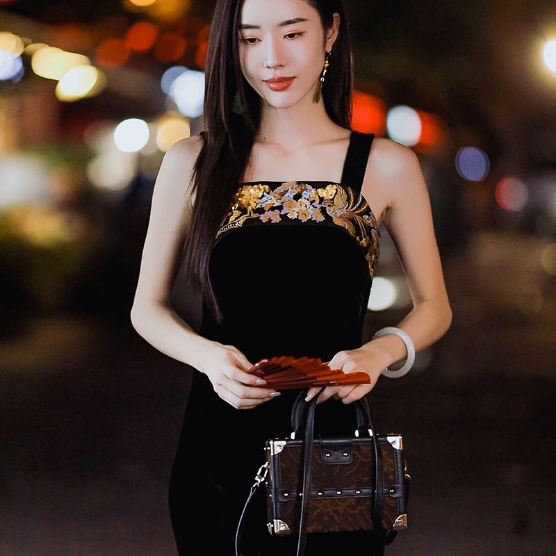 复古日记“有凤来仪”100桑蚕丝丝绒45°斜裁定珠绣花吊带裙242L6435