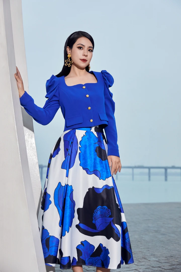 林静茜克莱因蓝花A摆半裙