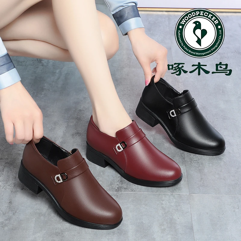 啄木鸟中老年妈妈鞋春秋款皮鞋新款软皮软底舒适大码女鞋42深口鞋