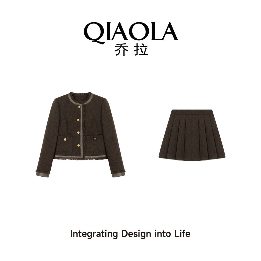 QIAOLA/乔拉【浓香栗子】秋冬季梭织皮革边圆领百褶A版时尚套装预售
