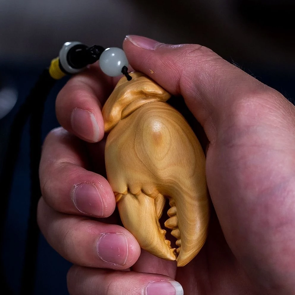 崖柏木雕招财手把件随身盘玩文玩雕刻工艺品手中有钱螃蟹钳子挂件