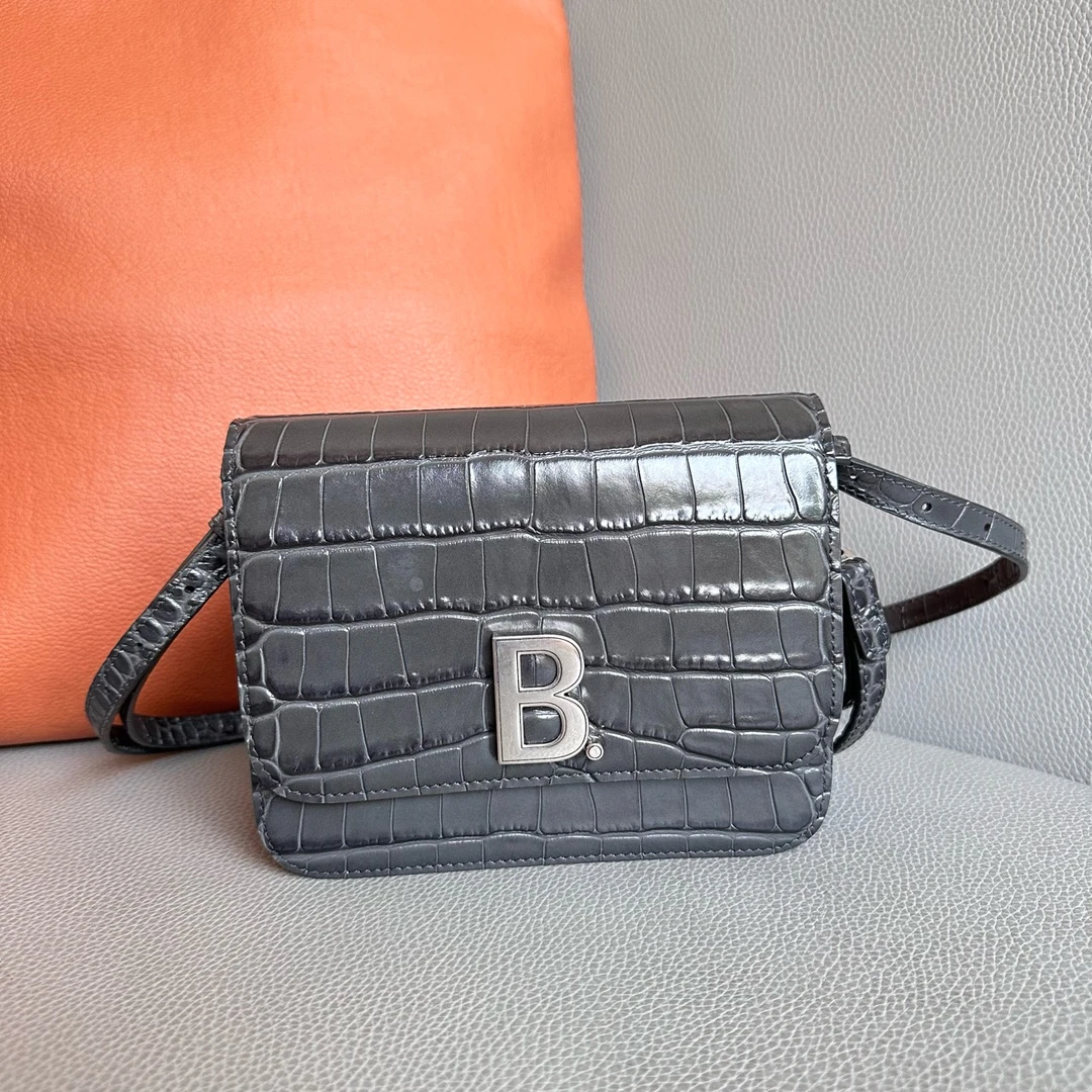 99新 Balenciaga/巴黎世家 豆腐包/HS02116