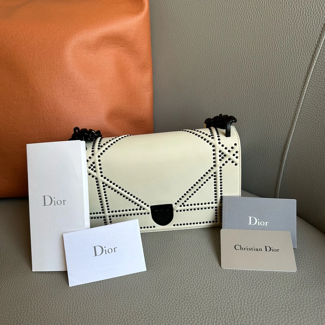 95新 DIOR/迪奥 Diorama 铆钉盾牌包 白色拼黑翻盖链条包/HS01595