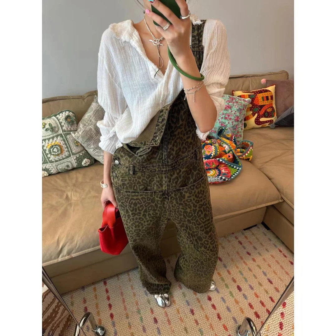 是可以散发慵懒气质的豹纹牛仔背带裤！