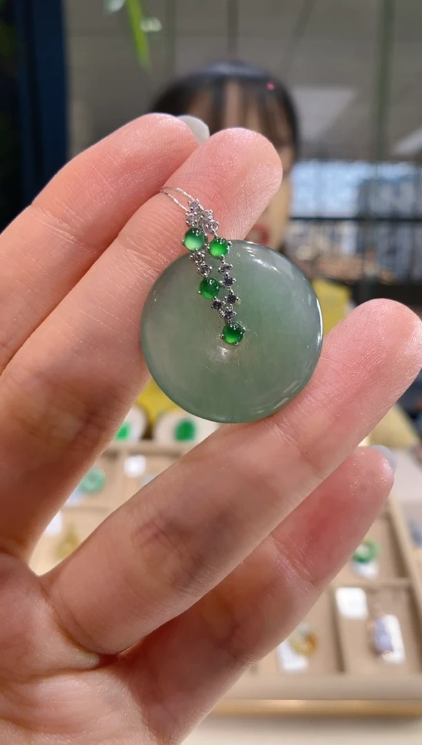 【闪购商品】翡翠吊坠(不含链)18K金镶嵌平安扣