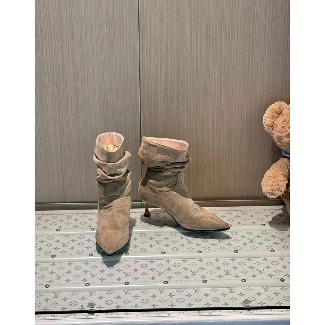 【莉萍服饰】尖头高跟瘦瘦靴女2024新款绒面褶皱堆堆靴细跟中筒靴