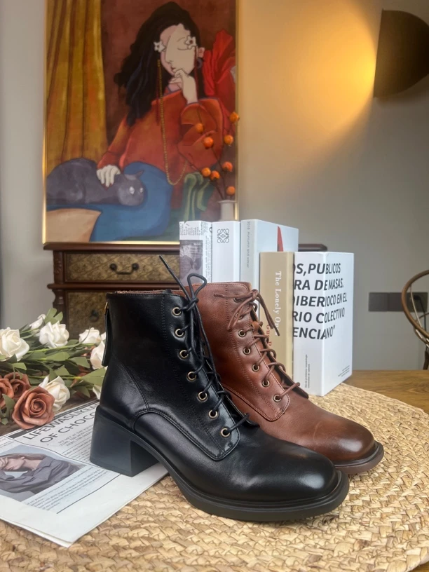 显腿长真皮厚底英伦风弹力瘦瘦短筒骑士复古系带马丁靴女5581-139