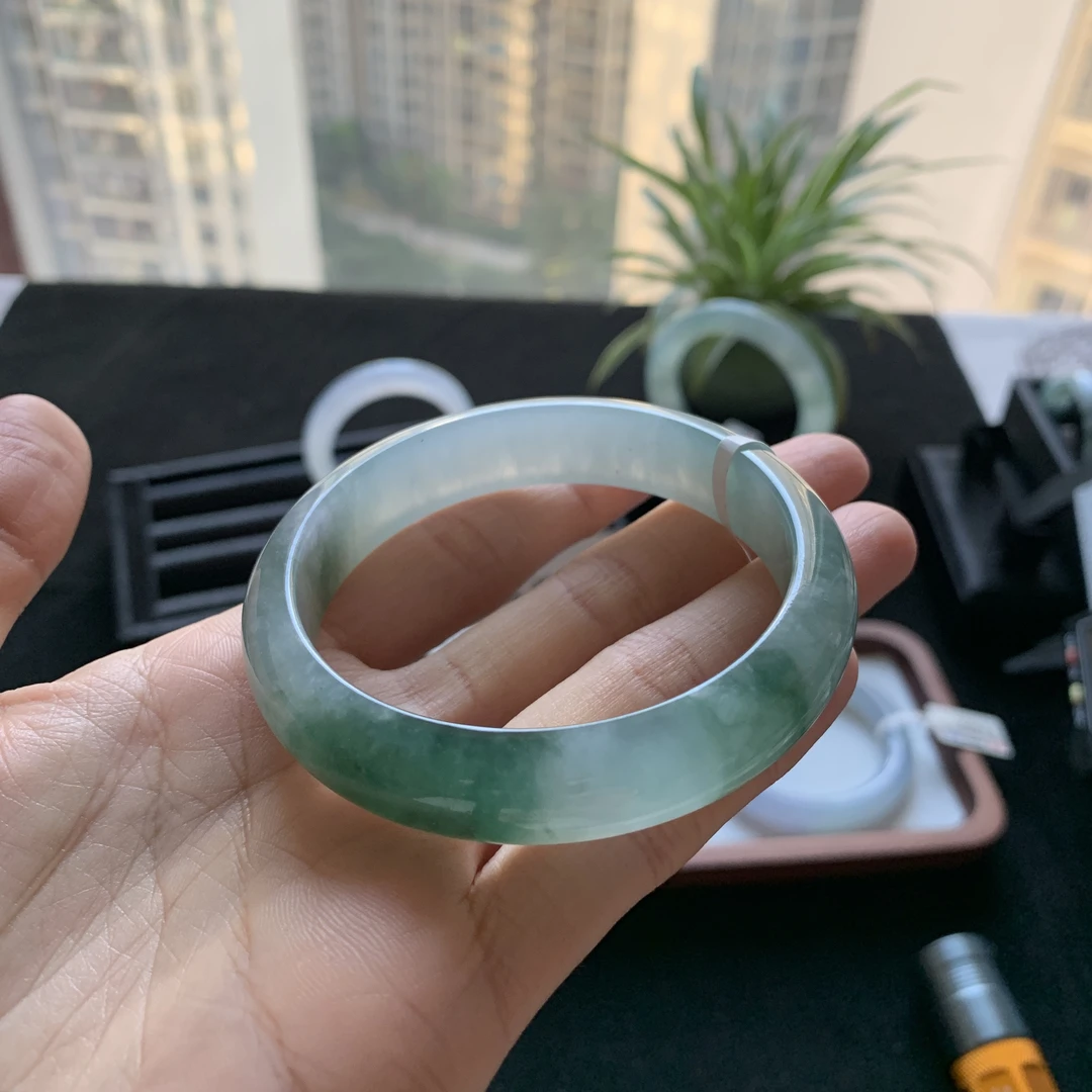 57圈口天然翡翠飘花手镯D83175