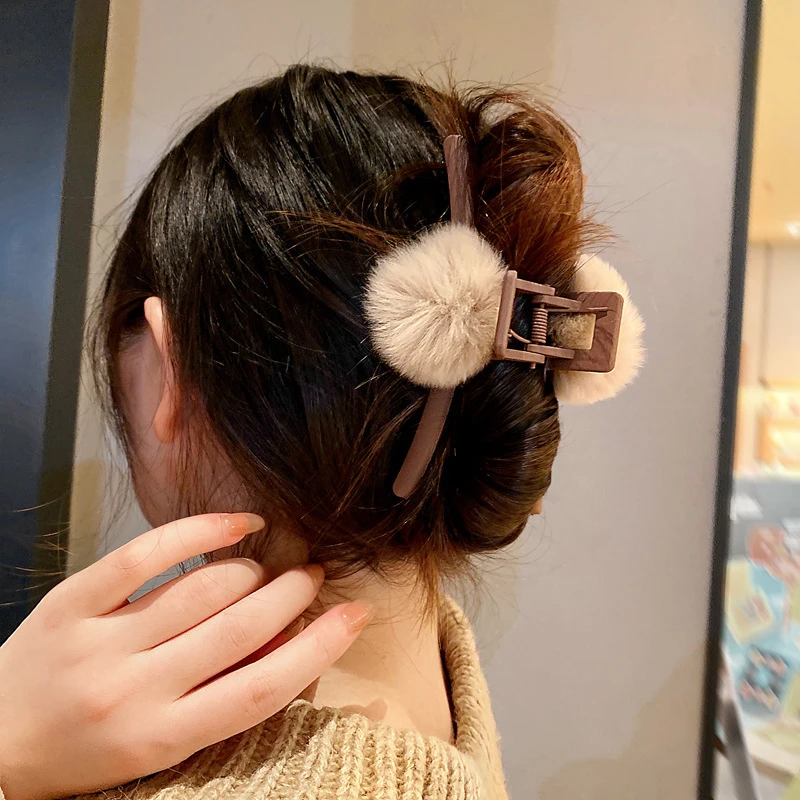 思朵 铜合金布艺发饰 秋冬新款毛绒发夹女百搭气质2023新款鲨鱼夹