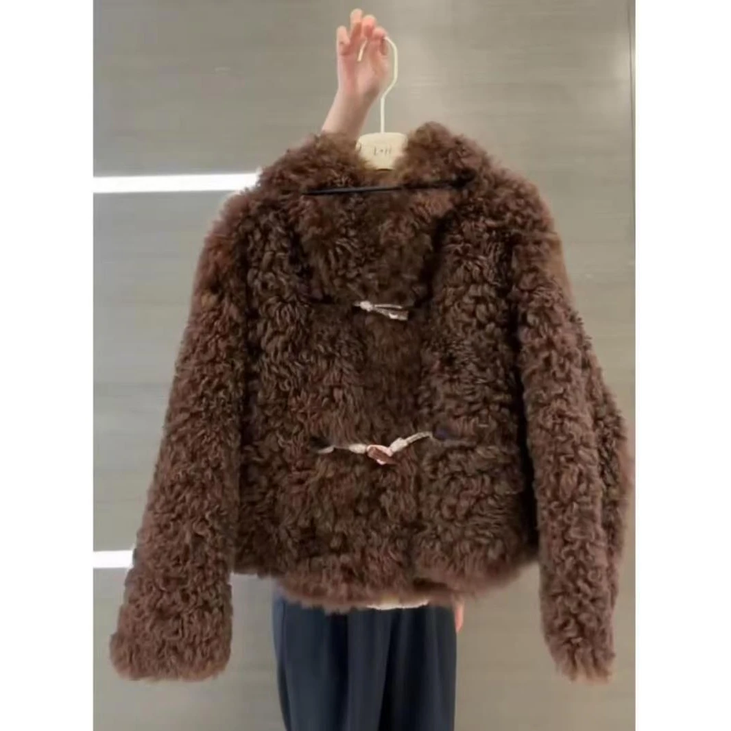 减龄洋气牛角扣羊羔毛绒仿皮草女冬2024新款复古小香风毛毛短外套