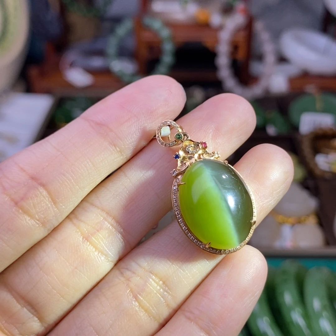 和田玉猫眼碧玉18.K金鸽子蛋孤品天花板未镶嵌