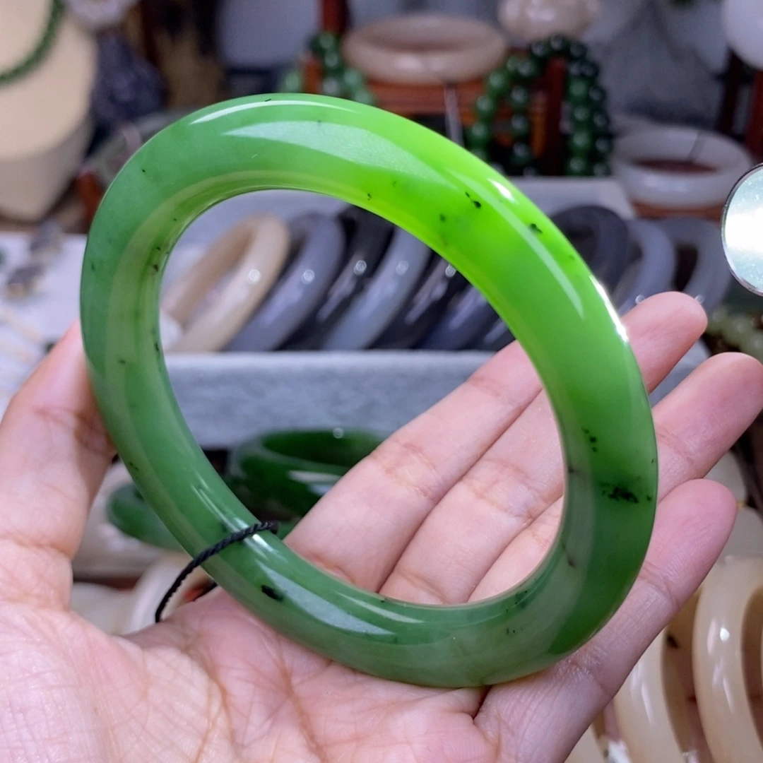 和田玉62 乌兰海猕猴桃碧玉胖圆条满色手镯未镶嵌
