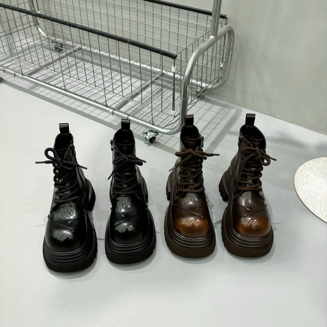 2024秋冬新款亮面擦色时尚厚底短靴女系带增高显瘦复古马丁靴