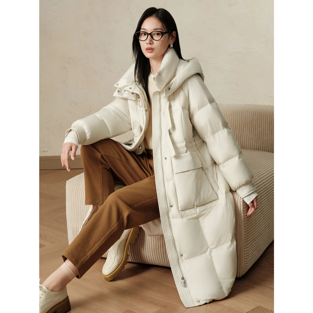 【冬日玩家】玖姿·安娜蔻JTED03155休闲连帽收腰白鸭绒长羽绒女24冬