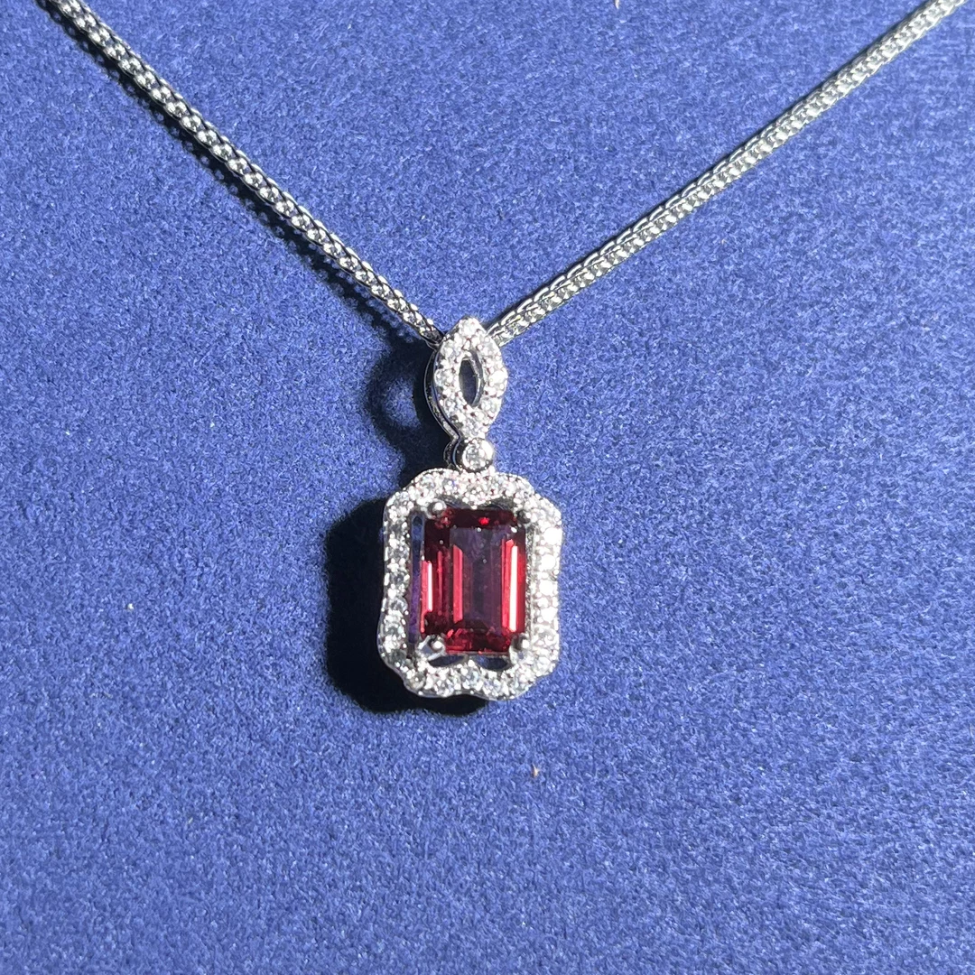 S925银天然全净体鸽血红石榴石吊坠7*5MM不配链FG026