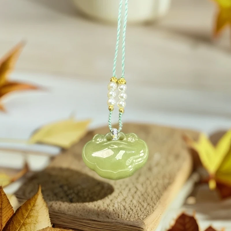 潮戴珠宝  纯天然和田玉如意锁