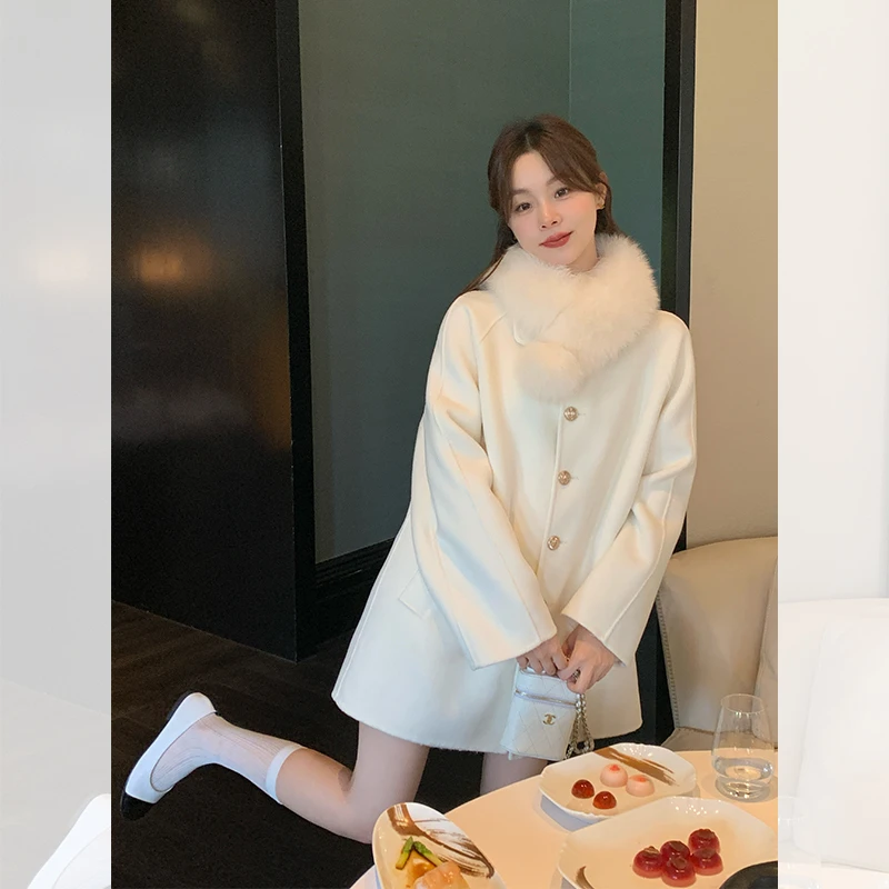 大娇「白巧恋人」韩版千金风中长款毛呢大衣白色纯色狐狸毛球球围脖