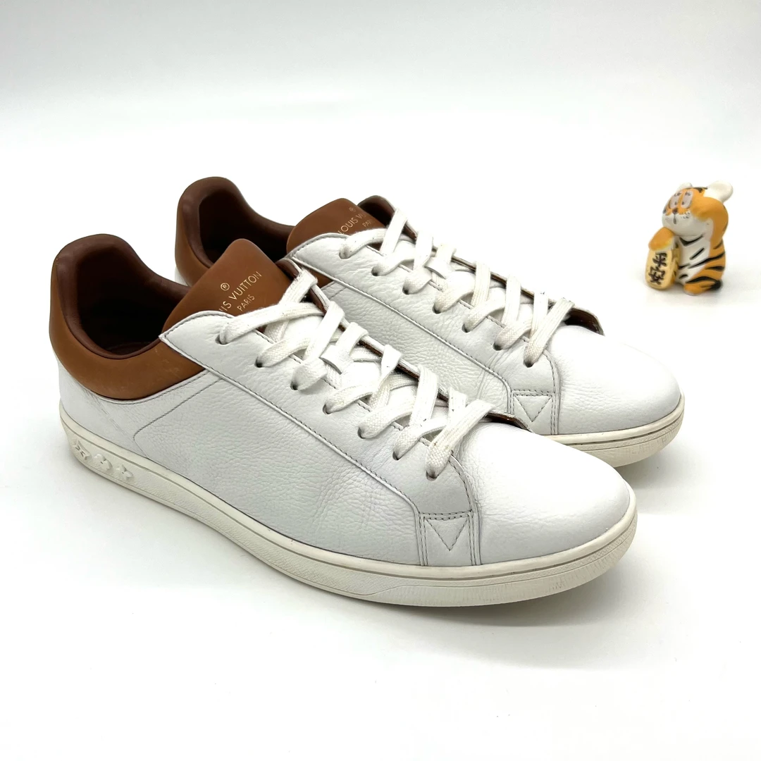 95新 LouisVuitton/路易威登 男士荔枝纹皮面白色棕尾板鞋 41.5码