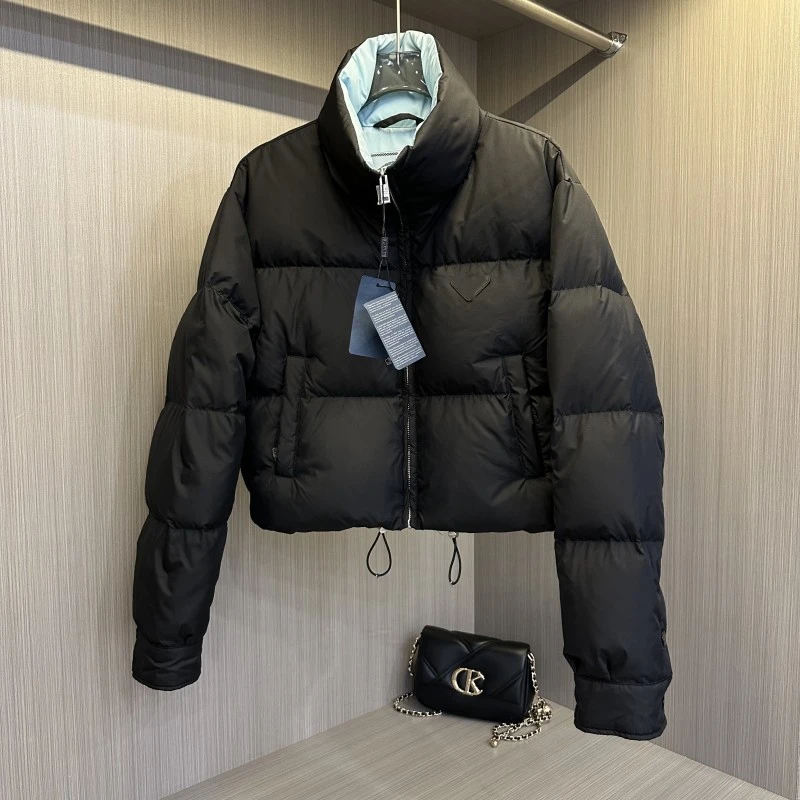 秋冬新款白鹅绒加厚立领双色短款羽绒三角金属撞色休闲保暖羽绒服