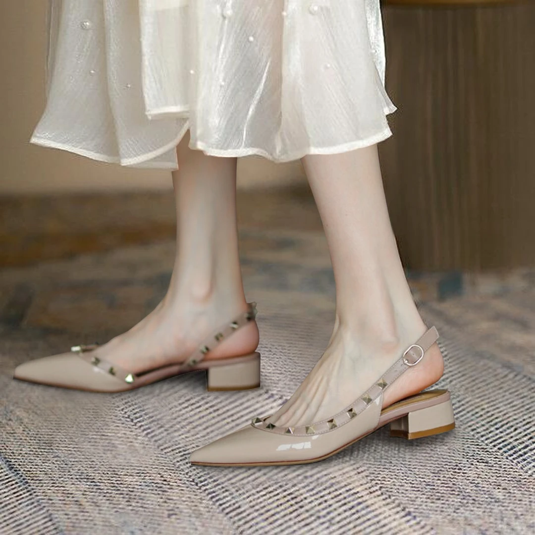 真皮垫达芙妮高跟鞋女2024春夏新款粗跟尖头时尚铆钉平底单鞋凉鞋