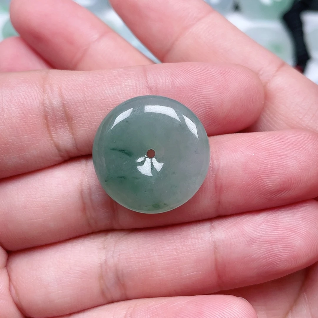 翡翠颈饰未镶嵌淡*平安扣