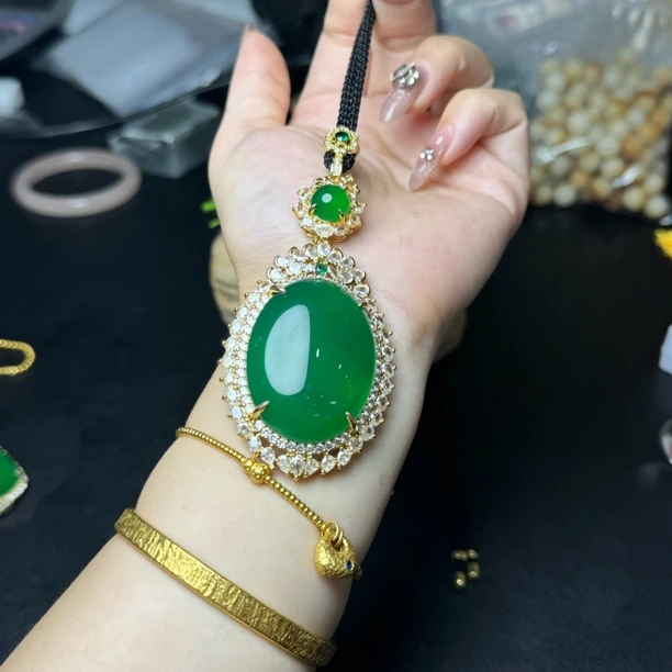 精美绿玉髓镶嵌吊坠