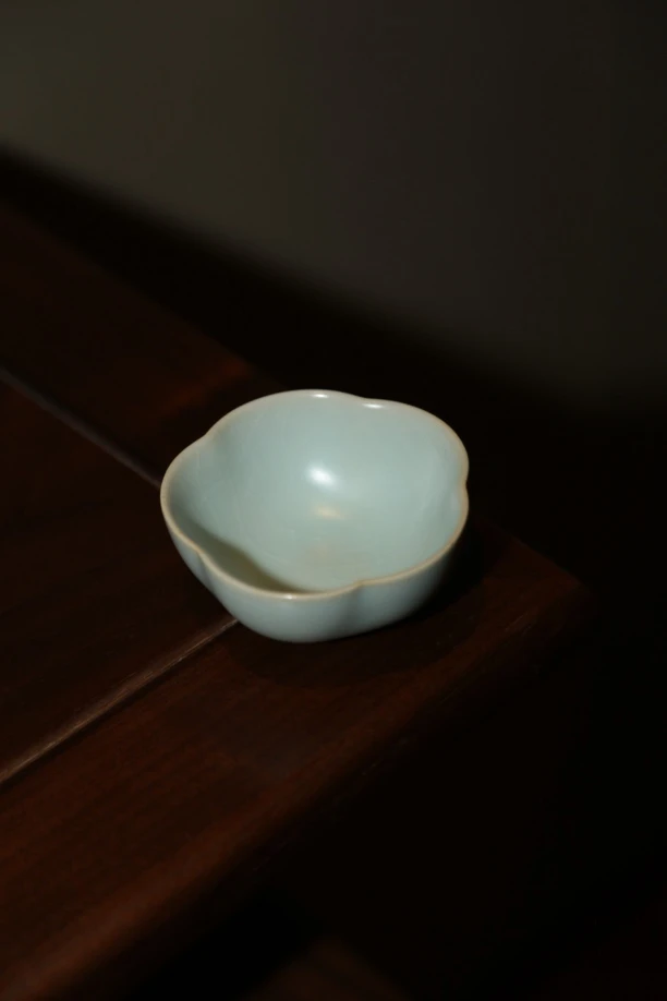 晓芳窑仿汝天青开片梅花杯