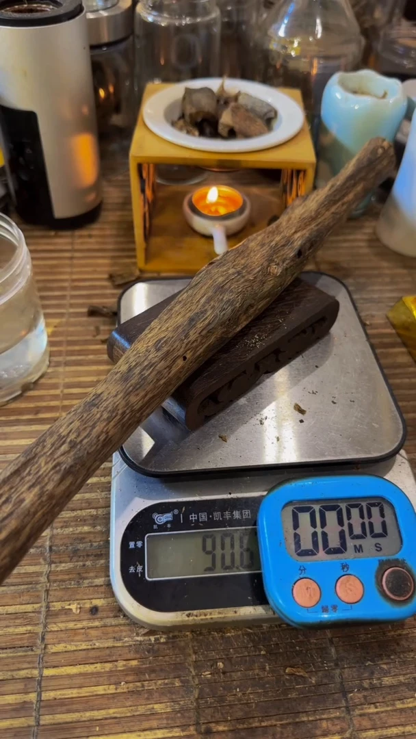 【闪购商品】沉香手把件棋楠虫漏块料90克