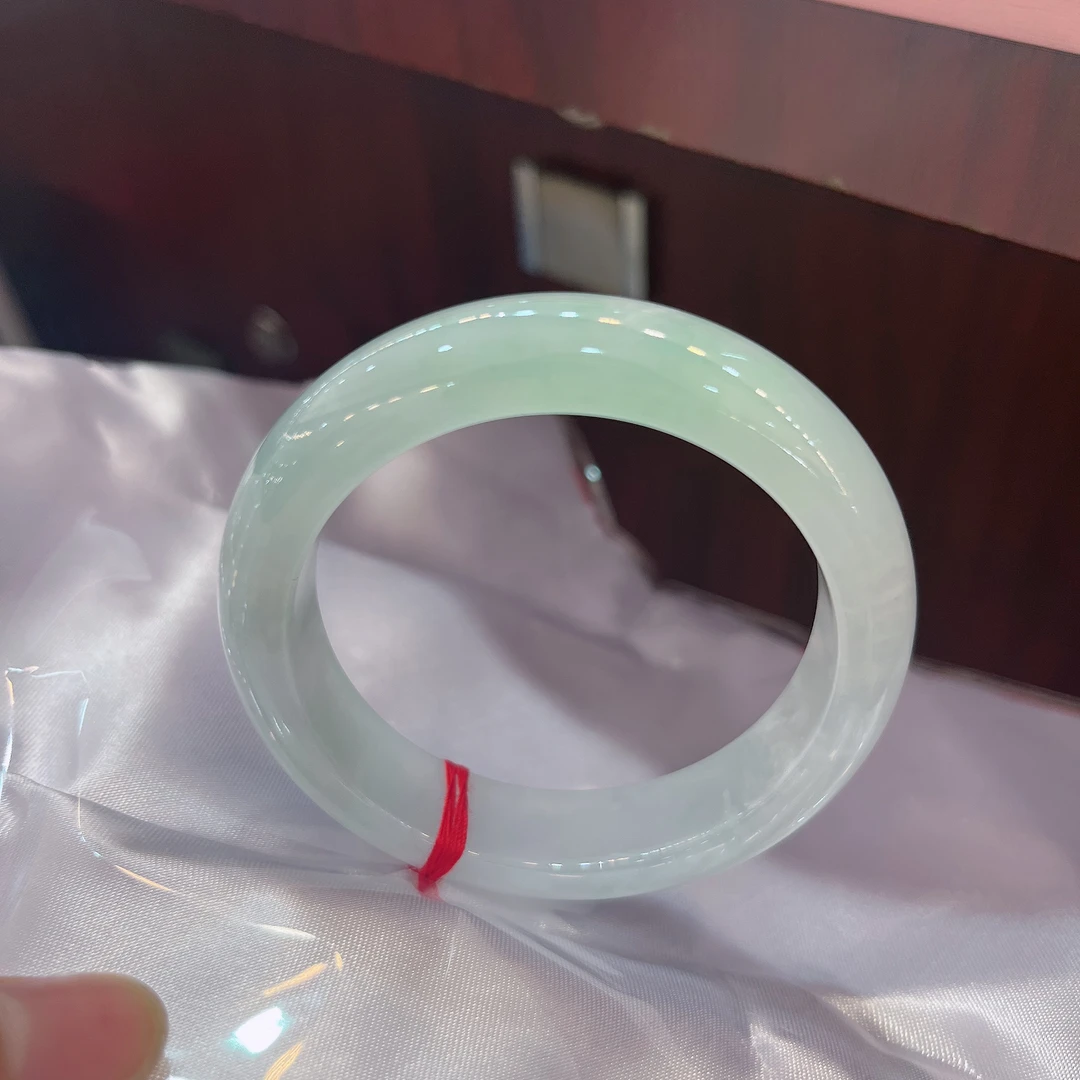 缅甸天然a货翡翠冰种葡萄绿宽版厚装翡翠手镯，圈口：55mm