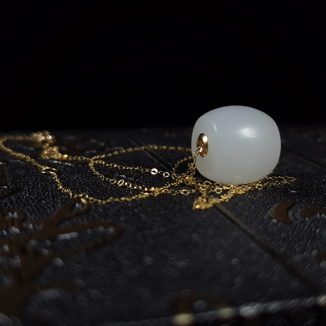 白色轻奢古法经典镶嵌简约气质款时尚百搭18K金和田玉鼓珠吊坠