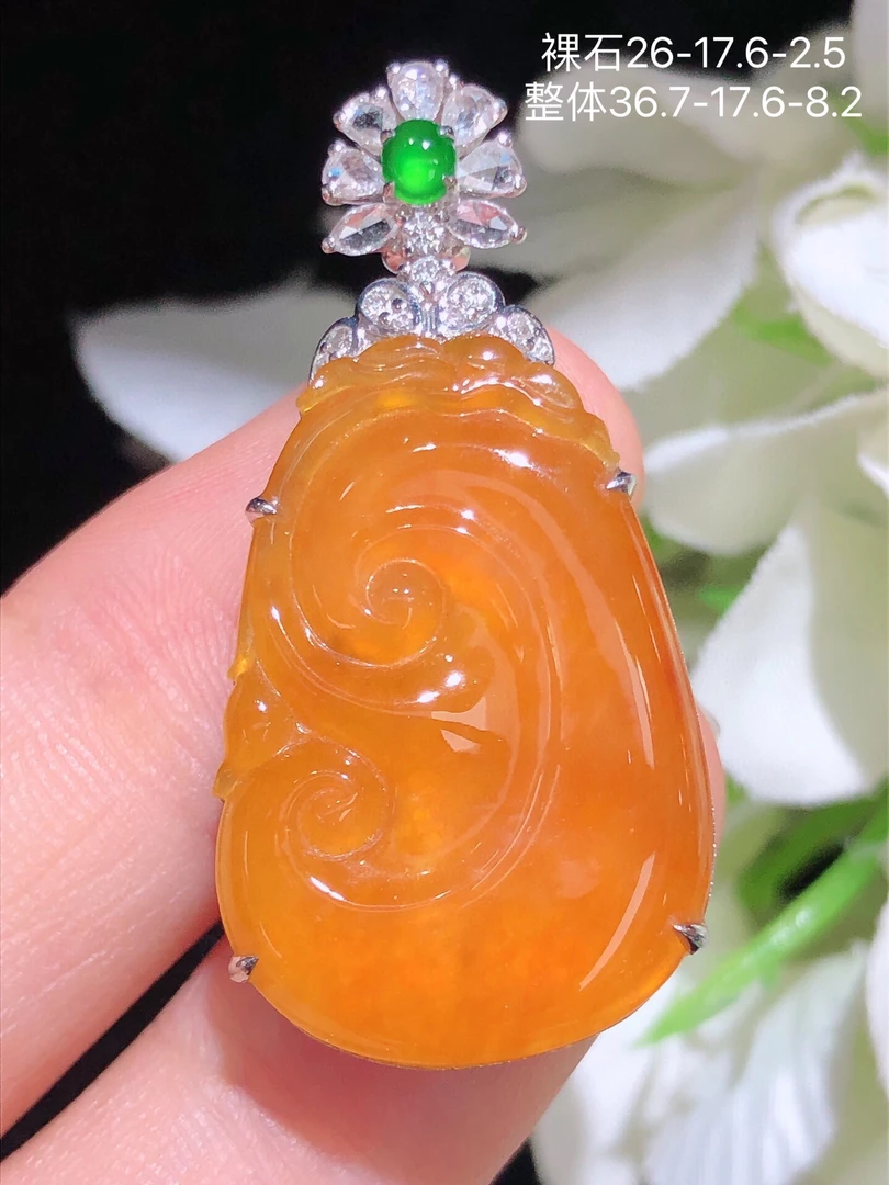 天然翡翠A货 蜜糖黄如意吊坠 18k真金镶嵌