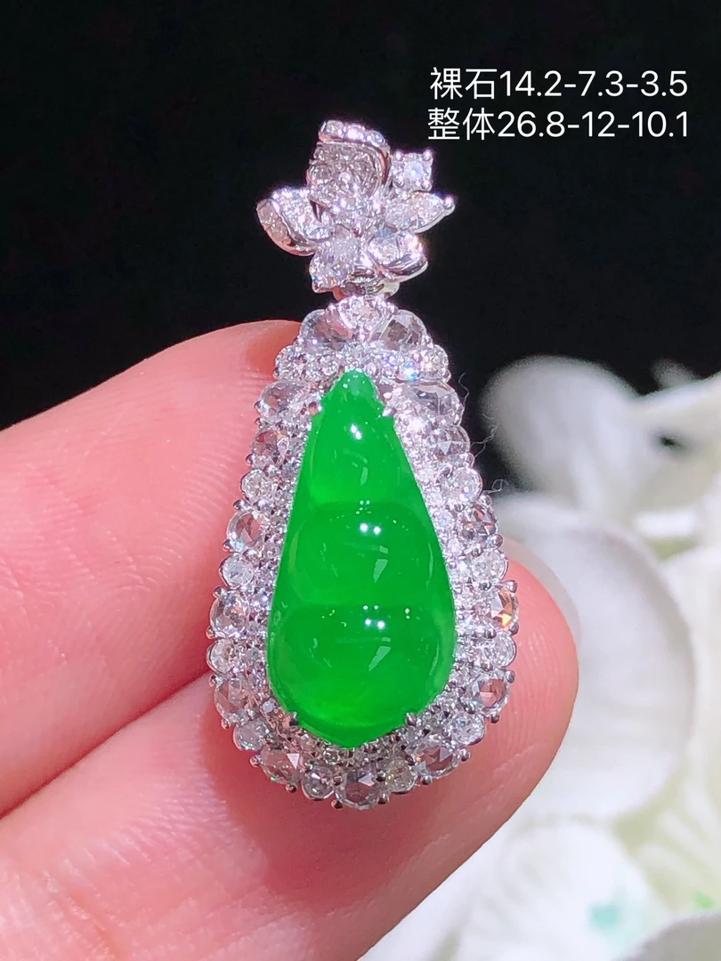 天然缅甸翡翠A货高冰阳绿福豆吊坠18k金镶钻