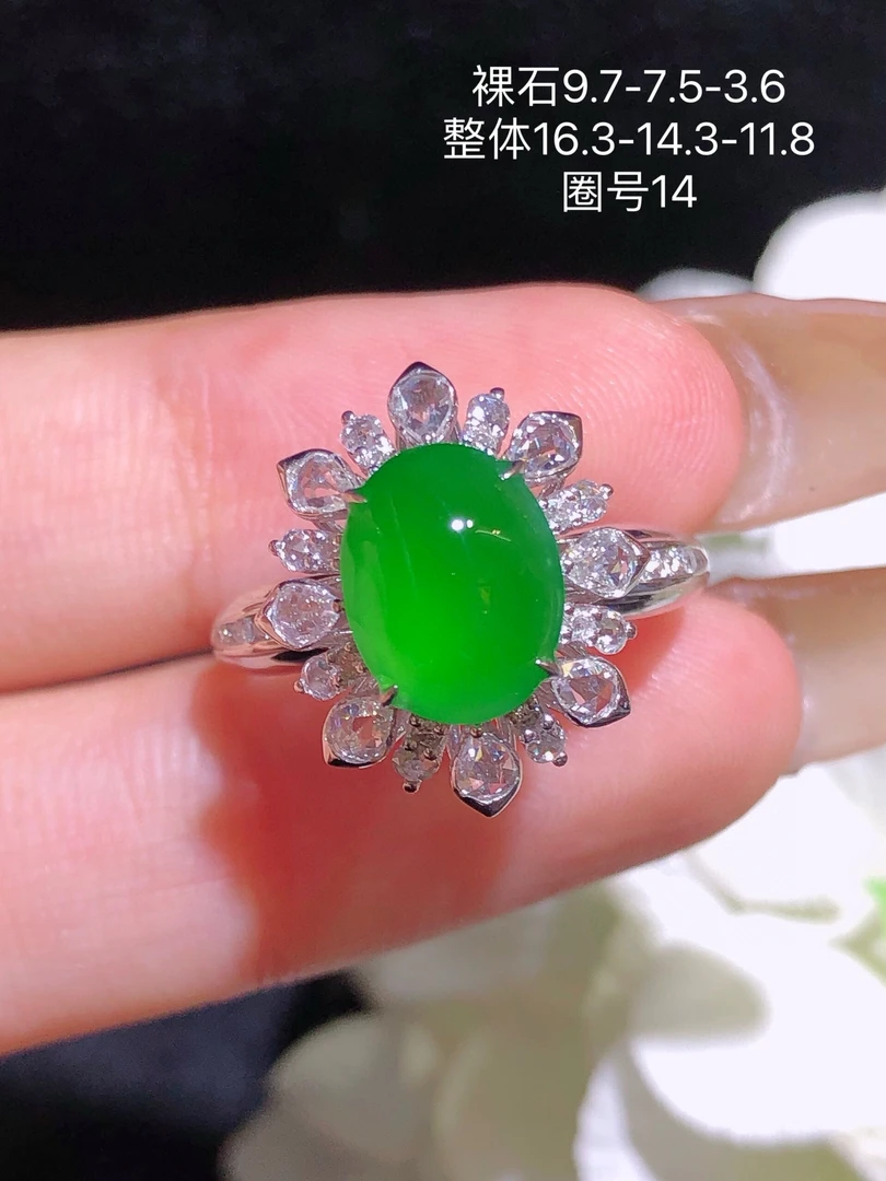 天然缅料A货，阳绿蛋面戒指，18K真金镶钻珠宝满绿时尚豪华满色